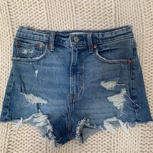 Abercrombie High Rise Mom Short - Medium Wash - Size 26/2 WORN/WASHED ONCE